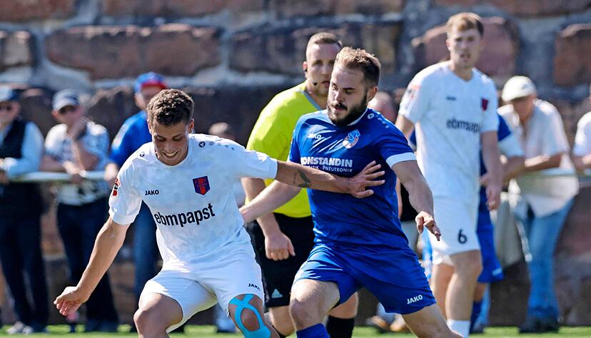 Neuzugang Sebastian Lutz (links) spielte gegen den ATSV Mutschelbach im Hollenbacher Mittelfeld unbek&uuml;mmert auf. Nun steht f&uuml;r den FSV schon am Freitagabend das erste Heimspiel der Saison an.