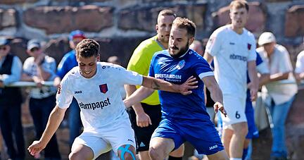 Neuzugang Sebastian Lutz (links) spielte gegen den ATSV Mutschelbach im Hollenbacher Mittelfeld unbek&uuml;mmert auf. Nun steht f&uuml;r den FSV schon am Freitagabend das erste Heimspiel der Saison an.
Foto: Marc Schmerbeck