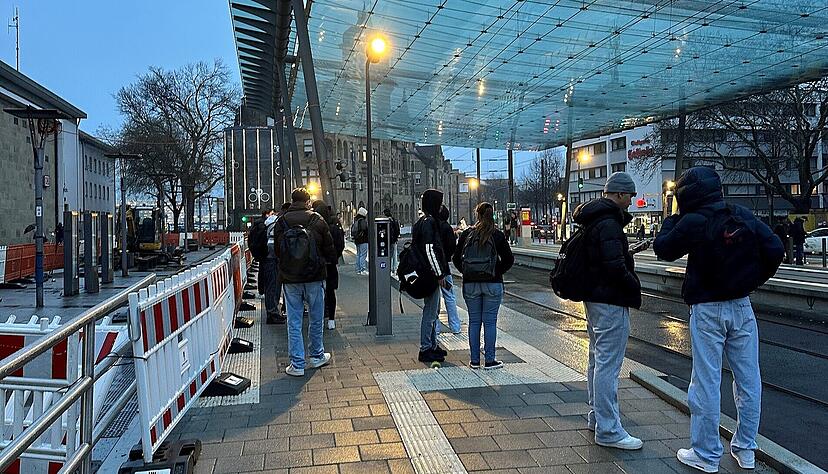 Schüler warten am Bahnhofsvorplatz auf die Stadtbahn: Im ÖPNV kommt es am Dienstag zu Ausfällen.