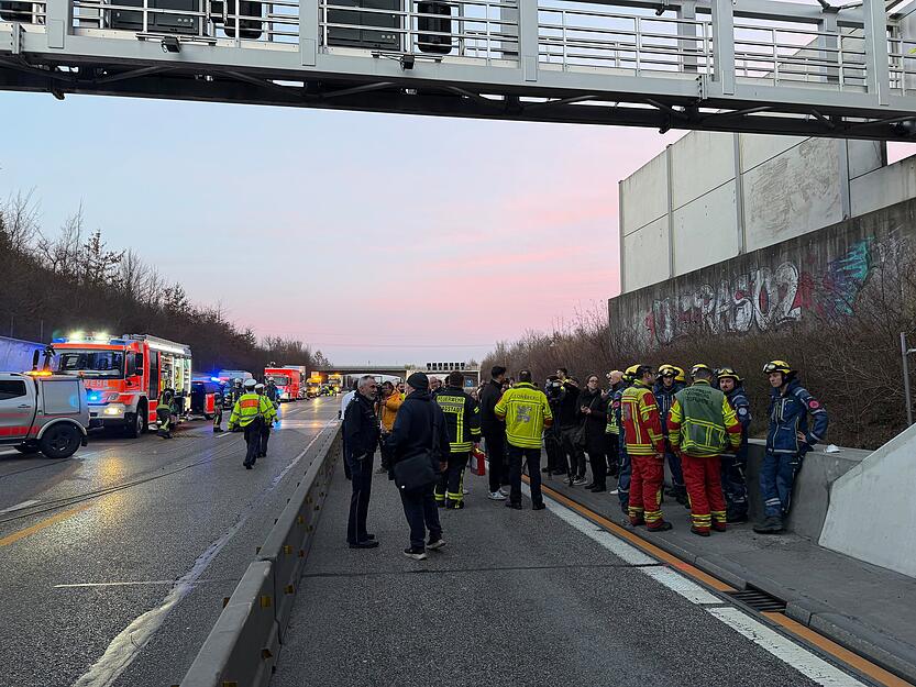 Mehr als 300 Einsatzkr&auml;fte waren rund um den Brand im Engelbergtunnel auf der A81 im Einsatz.