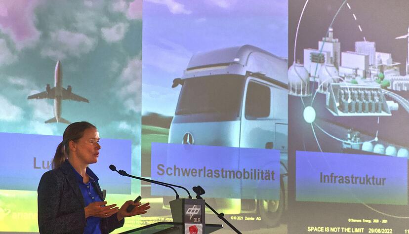 Elisabeth Loeffelholz von Colberg von der Arianegroup zeigt, wie viel Diesel und andere fossile Energietr&auml;ger demn&auml;chst ersetzt werden m&uuml;ssen.