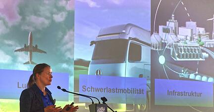 Elisabeth Loeffelholz von Colberg von der Arianegroup zeigt, wie viel Diesel und andere fossile Energietr&auml;ger demn&auml;chst ersetzt werden m&uuml;ssen.
Foto: Christian Gleichauf