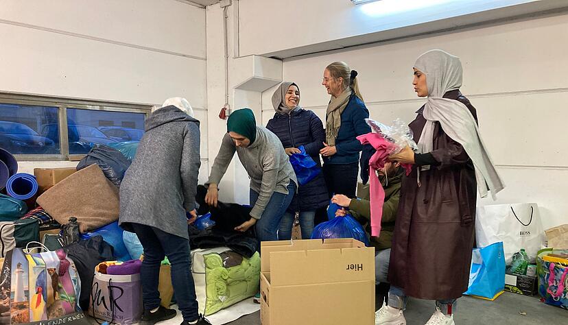 Fast ausschließlich Frauen helfen beim Sortieren der Spenden für die Erdbebenopfer in Nordsyrien in der Riemenstraße in Bad Rappenau.