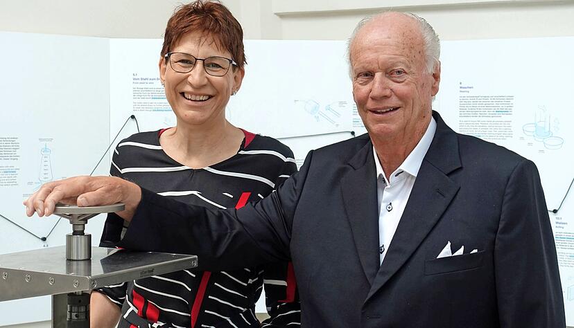 Ute Schuster, Koordinatorin im Kocherwerk in Ernsbach, mit ihrem ehemaligen Chef Albert Berner in der Werkstatt des neuen Museums.
Foto: Christian Gleichauf