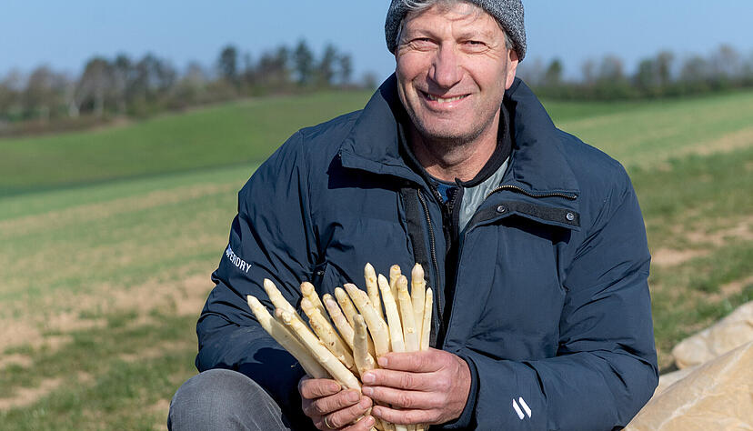 Eckard Schechter ist immer einer der ersten, die im Rau, Heilbronn eigenen Spargel anbieten. Der gedeiht im Kraichgau auf mineralhaltigem L&ouml;sslehmboden.