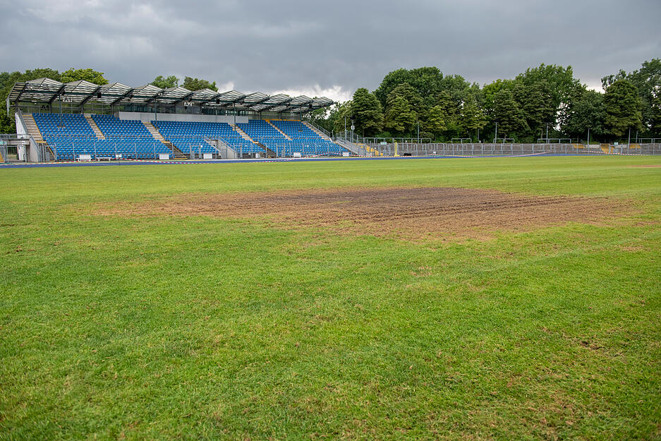 Rasen im Frankenstadion ist nach Ärzte-Konzert ein Acker, Tartanbahn beschädigt Rasen im Frankenstadion ist nach Ärzte-Konzert ein Acker, Tartanbahn beschädigt