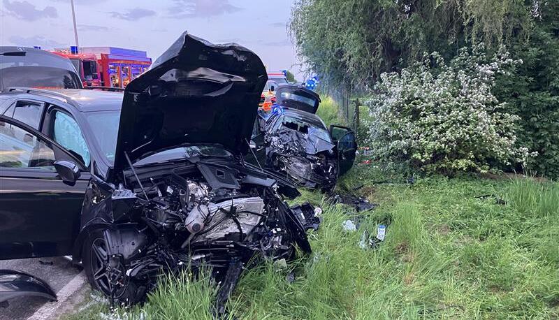 Zu einem schweren Unfall ist es auf der Strecke zwischen Nordheim und Lauffen gekommen. Eine Beifahrerin ist tot, mehrere Personen wurden verletzt. Zu einem schweren Unfall ist es auf der Strecke zwischen Nordheim und Lauffen gekommen. Eine Beifahrerin ist tot, mehrere Personen wurden verletzt.