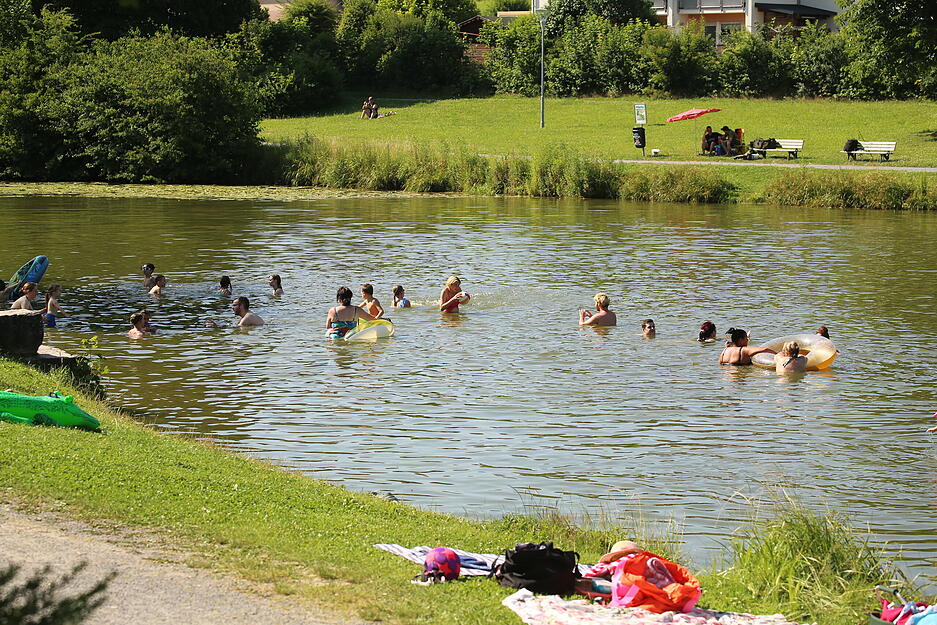 Viele Menschen sehnten sich am Sonntag bei Hitze-Wetter nach Abkühlung im Landkreis Heilbronn. Am Badesee Elsenz war es zwar voll, aber nicht überfüllt. Viele Menschen sehnten sich am Sonntag bei Hitze-Wetter nach Abkühlung im Landkreis Heilbronn. Am Badesee Elsenz war es zwar voll, aber nicht überfüllt.