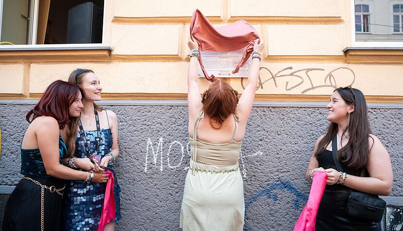Taylor-Swift-Fans enth&uuml;llen eine Gedenktafel.