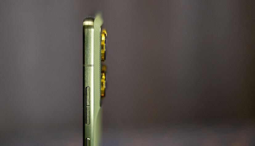 Mit seinem Alu-Rahmen und der griffigen R&uuml;ckseite liegt das Edge 70 angenehm leicht in der Hand.