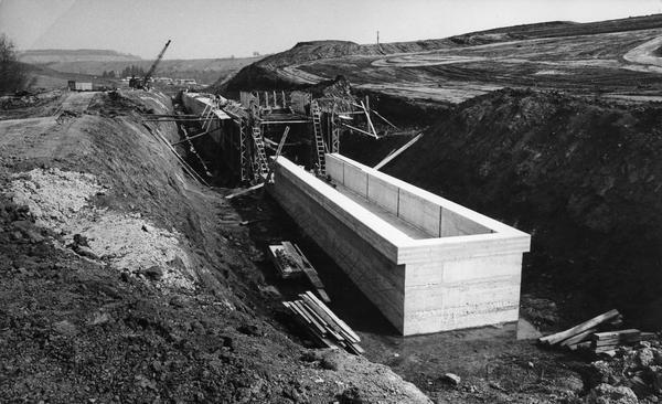 5.6.1976 - Bald fließt die Sulm im Betonstollen. Einlauf- und Auslauf-Bauwerk des künftigen Breitenauer Sees steht kurz vor der Vollendung. 5.6.1976 - Bald fließt die Sulm im Betonstollen. Einlauf- und Auslauf-Bauwerk des künftigen Breitenauer Sees steht kurz vor der Vollendung.