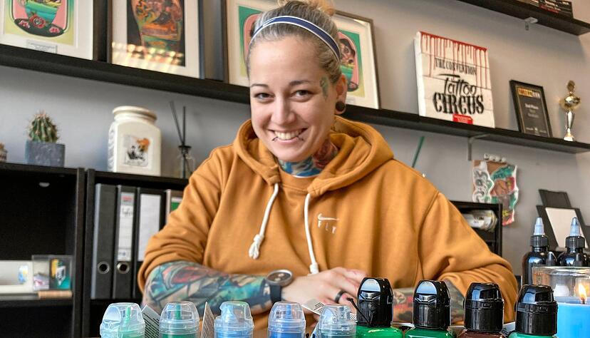 Sandra Magriplis betreibt in Neckargartach das Tattoo-Studio Pandaeffekt. Die reachkonformen blauen und gr&uuml;nen Farben hat sie bereits vorr&auml;tig.