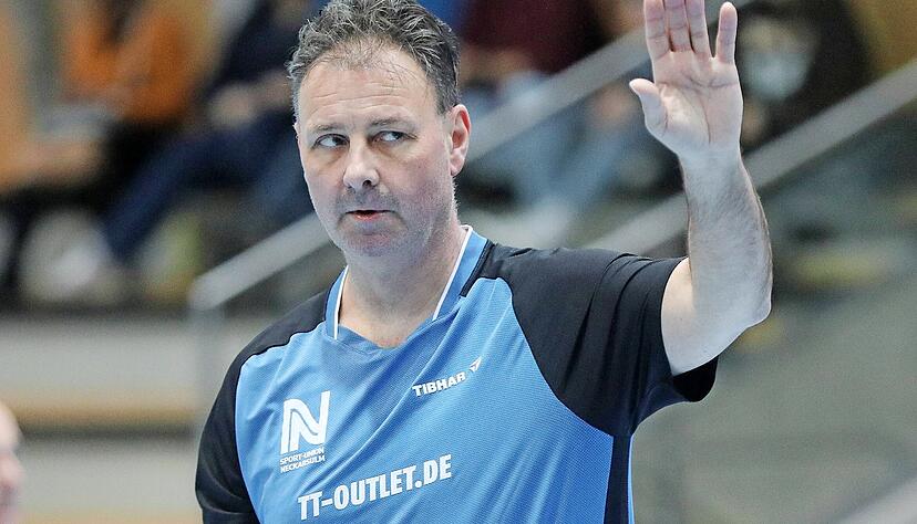 Was hier schon nach einem vorzeitigen Abschiedsgru&szlig; aussieht, ist in Wirklichkeit eine Entschuldigungsgeste nach einem Kantenball. Ums Abschiednehmen kommt Josef Braun bald allerdings nicht herum.