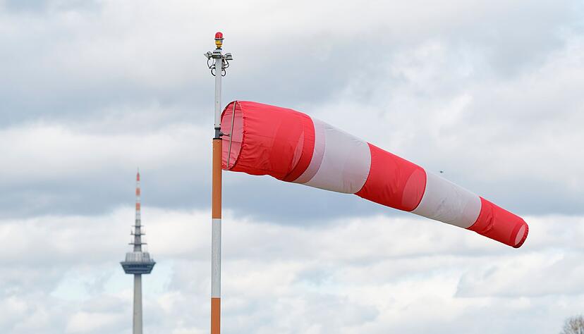 Der Deutsche Wetterdienst rechnet mit stürmischem Wetter. (Archiv) Der Deutsche Wetterdienst rechnet mit stürmischem Wetter. (Archiv)