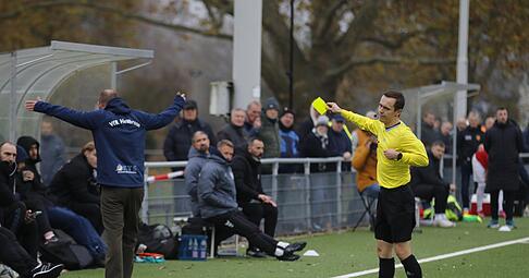 Die Nerven liegen schnell blank beim Trainer des VfR Heilbronn: Manuel Fischer erhält wegen Meckerns wieder einmal eine Verwarnung. Die Nerven liegen schnell blank beim Trainer des VfR Heilbronn: Manuel Fischer erhält wegen Meckerns wieder einmal eine Verwarnung.