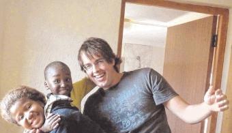 In Südafrika tollt Alexander Schmitt mit den Kindern. Der einjährige entwicklungspolitische Freiwilligendienst habe ihn mental weiter gebracht, sagt er.Fotos: privat
