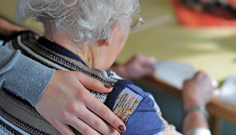 Die Betreuung von älteren Menschen stellt viele Familien vor Probleme. Immer häufiger übernehmen Osteuropäerinnen die Aufgabe für relativ wenig Geld. Foto: dpa Die Betreuung von älteren Menschen stellt viele Familien vor Probleme. Immer häufiger übernehmen Osteuropäerinnen die Aufgabe für relativ wenig Geld. Foto: dpa