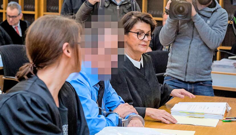 Nach wie vor schweigt der Angeklagte (Mitte) im Prozess um den Mord an seiner Ehefrau: Er bestreitet, die 59-Jährige aus Eifersucht mit 14 Messerstichen getötet zu haben. Einige Indizien belasten den 63-Jährigen. Foto: Mario Berger Nach wie vor schweigt der Angeklagte (Mitte) im Prozess um den Mord an seiner Ehefrau: Er bestreitet, die 59-Jährige aus Eifersucht mit 14 Messerstichen getötet zu haben. Einige Indizien belasten den 63-Jährigen. Foto: Mario Berger