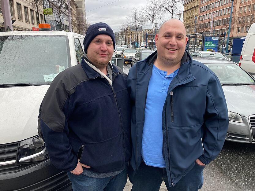 Die Zwillingsbrüder René und Jonathan Dicop aus Mannheim haben die Klimaaktivisten noch vor Eintreffen der Polizei von der Straße gezerrt.