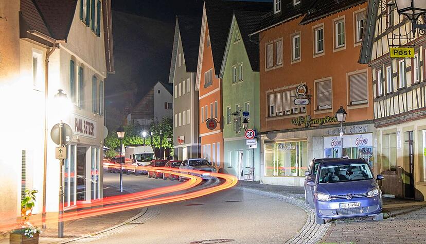 Gespenstisch: Von dem Auto, das falsch herum in die Einbahnstraße fährt ist nur ein Lichtstreifen und
ein Schatten übrig.