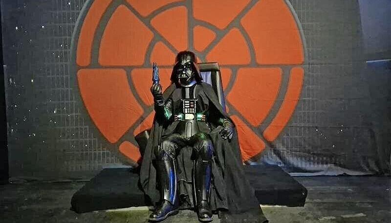 Als Statue auf der Ausstellung, hier aber als Cosplay: die wohl ikonischste Figur des Star Wars- Universums, Darth Vader.