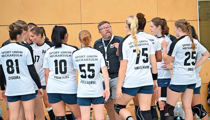 Zwölf Feldspielerinnen hatte Thomas Zeitz (Mitte) in der Vorbereitung nur selten zur Verfügung. Jammern möchte der Trainer darüber allerdings nicht. Zwölf Feldspielerinnen hatte Thomas Zeitz (Mitte) in der Vorbereitung nur selten zur Verfügung. Jammern möchte der Trainer darüber allerdings nicht.