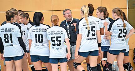 Zwölf Feldspielerinnen hatte Thomas Zeitz (Mitte) in der Vorbereitung nur selten zur Verfügung. Jammern möchte der Trainer darüber allerdings nicht.
Foto: Christiana Kunz