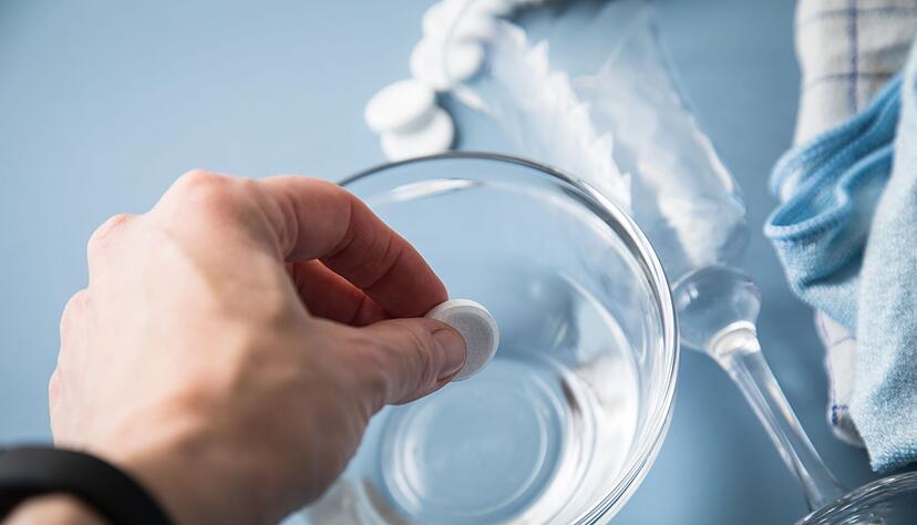 Schritt 1: Gebissreiniger-Tabs in einer Schale Wasser auflösen. Schritt 1: Gebissreiniger-Tabs in einer Schale Wasser auflösen.