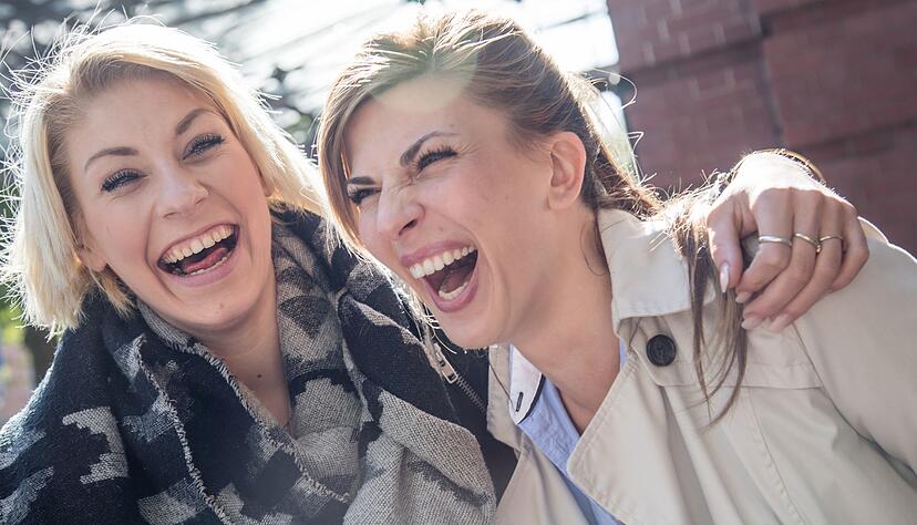 Mal so richtig gemeinsam lachen: Das schafft Zusammenhalt und baut Stress ab.
