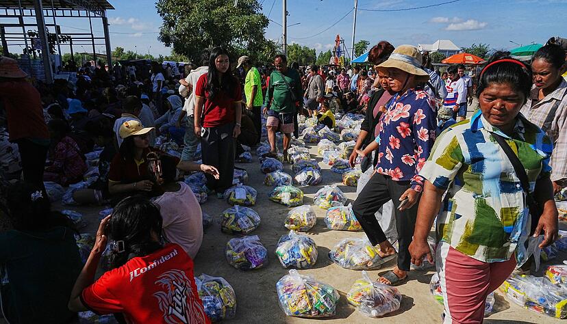 Mehr als 500.000 Personen auf beiden Seiten des Grenzkonflikts wurden durch die Gefechte in die Flucht gedr&auml;ngt. Hier warten Evakuierte in der Provinzstadt Banteay Menchey in Kambodscha auf eine Spende von einer lokalen Wohlt&auml;tigkeitsorganisation.