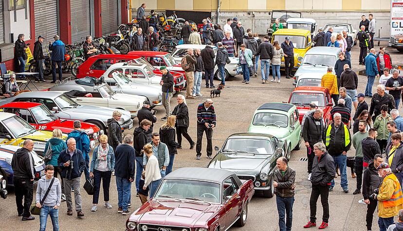 Die meisten Besucher des Treffens kommen mit eigenem Oldtimer, viele aber auch nur zum Staunen.