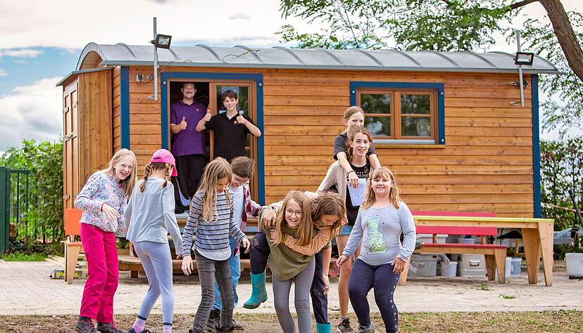 Die Kinder des Ferienprogramms auf dem Haigern lassen sich von den kühlen Temperaturen den Spaß nicht verderben.
Foto: Lina Bihr Die Kinder des Ferienprogramms auf dem Haigern lassen sich von den kühlen Temperaturen den Spaß nicht verderben.
Foto: Lina Bihr