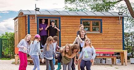 Die Kinder des Ferienprogramms auf dem Haigern lassen sich von den kühlen Temperaturen den Spaß nicht verderben.
Foto: Lina Bihr