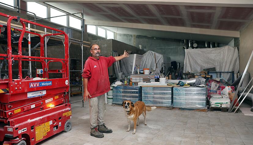 Bernd H&ouml;rtling ist jeden Tag mit H&uuml;ndin Soda auf der Baustelle. In der frisch sanierten Backstube will er bald wieder Brezeln backen.