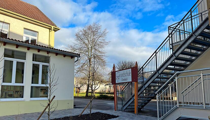 Hinter der sanierten Kernzeitbetreuung (links) und der Fluchttreppe (rechts) liegt der Schulhof der Grombacher Grundschule.
Foto: Ulrike Plapp-Schirmer Hinter der sanierten Kernzeitbetreuung (links) und der Fluchttreppe (rechts) liegt der Schulhof der Grombacher Grundschule.
Foto: Ulrike Plapp-Schirmer