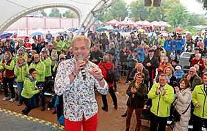 "Der Sommer, die Stadt und wir": Der Eppinger Schlagers&auml;nger Christian Engel traf mit dem leicht ge&auml;nderten Gartenschau-Slogan im Festzelt den richtigen Ton.