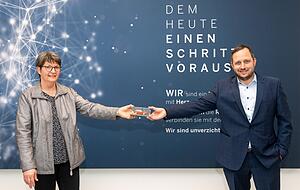 Gabi Vogt und Alexander Schnell, Mitglied der Stimme-Chefredaktion, bei der Preisübergabe. Foto: Mario Berger