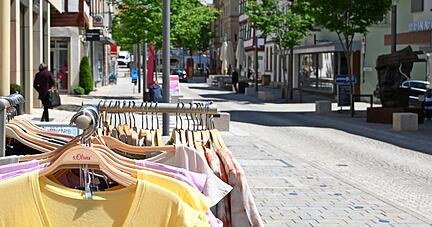 Die Kleidung darf wieder auf der Straße präsentiert werden, doch trotz bestem Wetter sind am ersten Tag des Terminshoppings nur wenige Kunden da. Die Notwendigkeit einen negativen Schnelltest vorzuweisen, scheint viele abzuhalten.