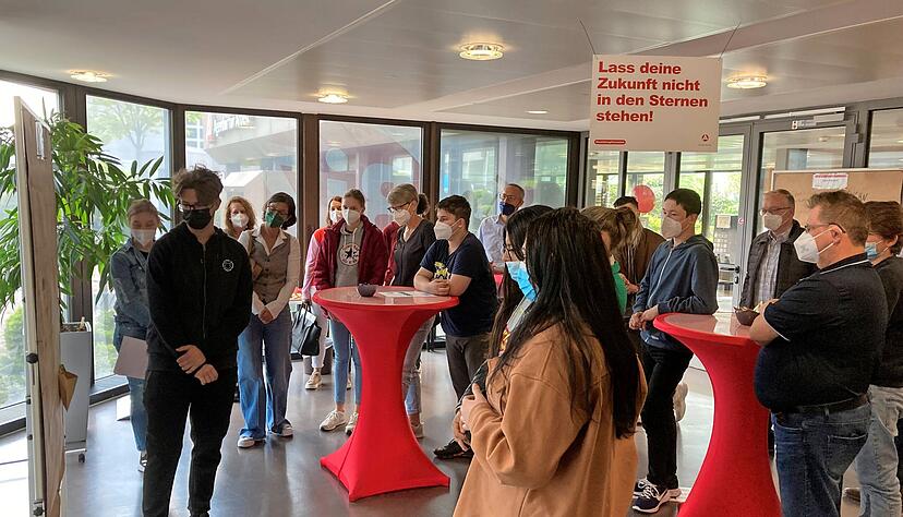 Auch das gehört zum Schüler-Azubi-Camp: Die Teilnehmer halten ihre Erfahrungen der Praktikumstage auf Plakaten fest und berichten bei der Abschlussveranstaltung in der Arbeitsagentur, was sie in den Betrieben erlebt haben.
Foto: Jürgen Paul Auch das gehört zum Schüler-Azubi-Camp: Die Teilnehmer halten ihre Erfahrungen der Praktikumstage auf Plakaten fest und berichten bei der Abschlussveranstaltung in der Arbeitsagentur, was sie in den Betrieben erlebt haben.
Foto: Jürgen Paul