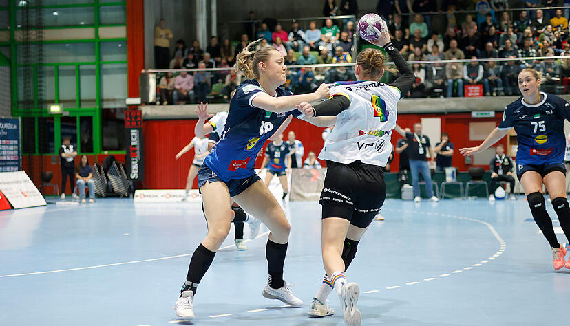 Marloes Hoitzing, hier links im Zweikampf mit Oldenburgs Toni-Luisa Reinemann, wird die Sport-Union Neckarsulm am Saisonende verlassen.