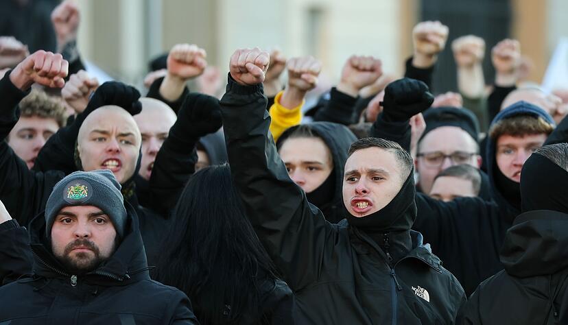 Teilnehmer einer Kundgebung der rechtsextremen Freien Sachsen gegen Chemnitz als Kulturhauptstadt.