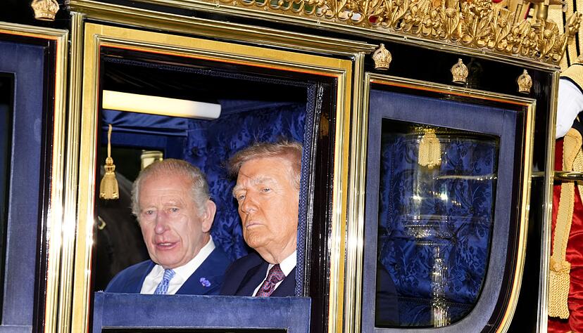 Der König und der Präsident fuhren gemeinsam in einer pompösen Kutsche. Der König und der Präsident fuhren gemeinsam in einer pompösen Kutsche.