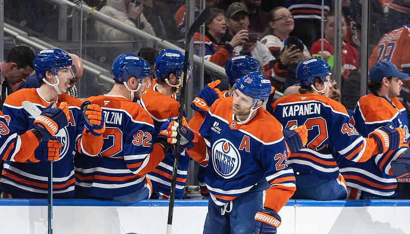 Leon Draisaitl durfte sich für zwei Tore von den Kollegen feiern lassen. Leon Draisaitl durfte sich für zwei Tore von den Kollegen feiern lassen.