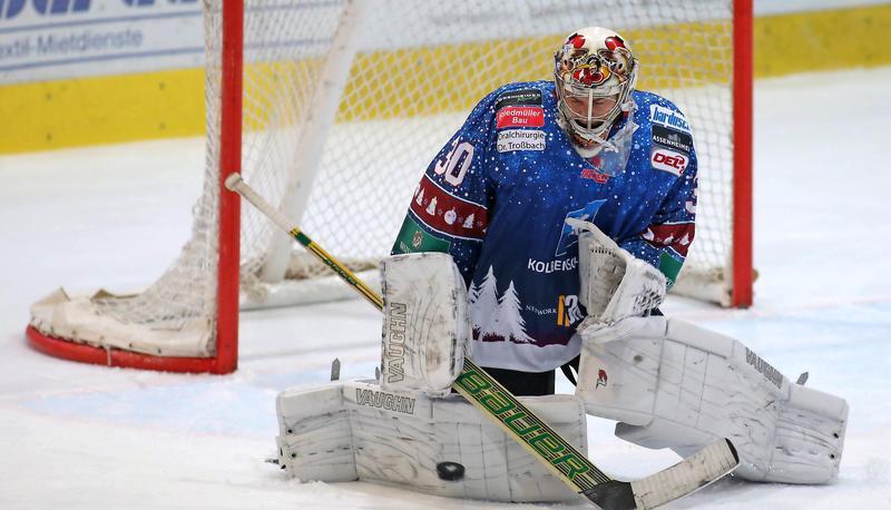 Andrew Hare, der neue Schlussmann der Heilbronner Falken, lässt Pucks gerne vom Schoner abprallen. Das ist sein Stil. Das kann aber problematisch sein.
Foto: Veigel Andrew Hare, der neue Schlussmann der Heilbronner Falken, lässt Pucks gerne vom Schoner abprallen. Das ist sein Stil. Das kann aber problematisch sein.
Foto: Veigel