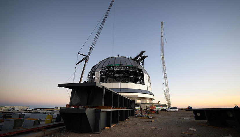 Mit einem Hauptspiegel von 39 Metern Durchmesser soll das Extremely Large Telescope, das derzeit in der Atacama-Wüste im Norden Chiles entsteht, das größte Teleskop der Welt für sichtbares und für Infrarotlicht werden. Mit einem Hauptspiegel von 39 Metern Durchmesser soll das Extremely Large Telescope, das derzeit in der Atacama-Wüste im Norden Chiles entsteht, das größte Teleskop der Welt für sichtbares und für Infrarotlicht werden.