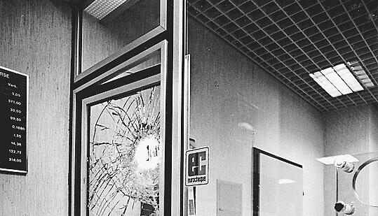 Der Hammer, mit dem Norbert Poehlke die Scheiben in den Banken zerschlägt. Der Hammer, mit dem Norbert Poehlke die Scheiben in den Banken zerschlägt.