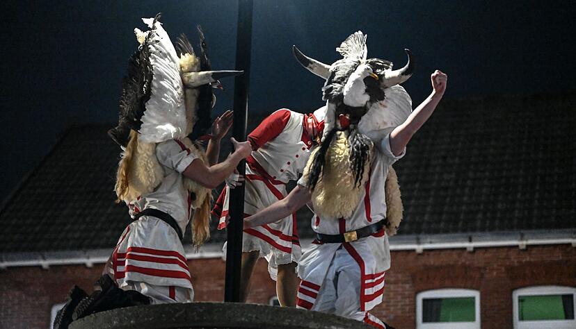 Das Traditionsfest Klaasohm auf Borkum endet mit dem Sprung der Klaasohms in die Menschenmenge von einer Säule im Zentrum des Orts. Das Traditionsfest Klaasohm auf Borkum endet mit dem Sprung der Klaasohms in die Menschenmenge von einer Säule im Zentrum des Orts.