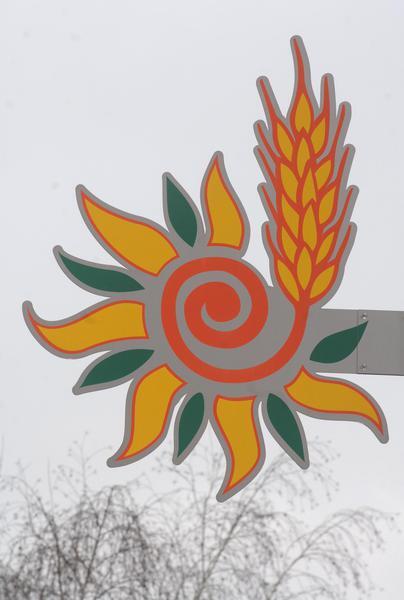 Zusammengestellt von Archiv und Dokumentation der Heilbronner Stimme
Ähre und Sonne sind bodenständiges Markenzeichen und Symbol des Bäckerei-Unternehmens Härdtner. Zusammengestellt von Archiv und Dokumentation der Heilbronner Stimme
Ähre und Sonne sind bodenständiges Markenzeichen und Symbol des Bäckerei-Unternehmens Härdtner.