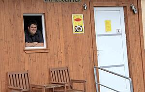 Verkauft alles, was die Dorfbewohner zum Leben brauchen: Stefan Hartmann. Foto: Christine Faget