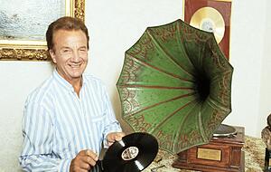 Rudolf Schock war ein Star seiner Zeit, ist aber immer Mensch geblieben. Zu der Schlossmagd Lina Brandt hatte er ein besonderes Verh&auml;ltnis.
Foto: imago stock&people